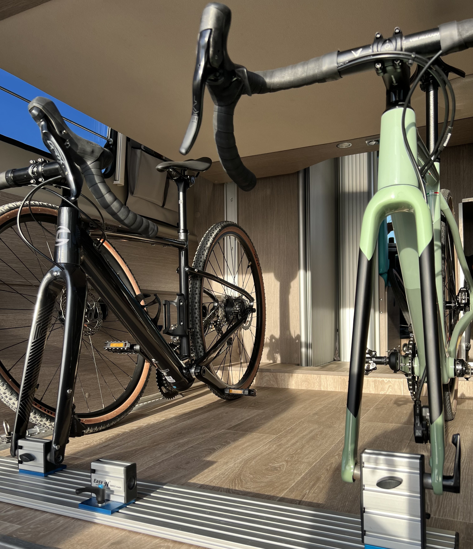 Fahrräder sind sicher im Inneren des Wohnmobils untergebracht