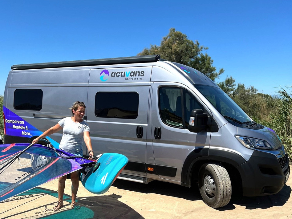 viajar con autocarvana y equipo de windsurf con Activans