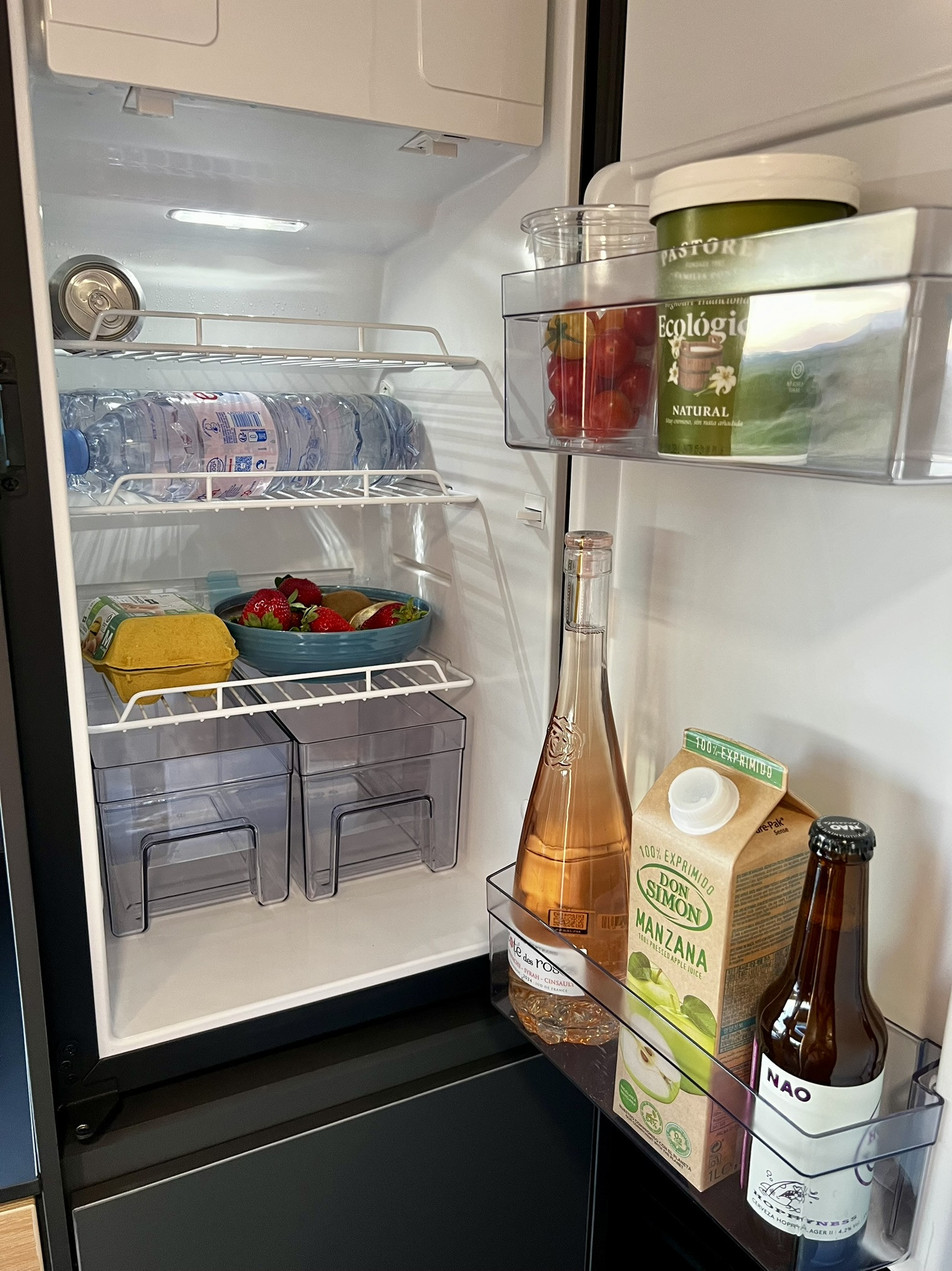 Alquiler camper Girona España – nevera 90L | Adria Twin 640 SGX | Activans Nevera de compresor de 90 litros con alimentos en el camper Adria Twin 640 SGX