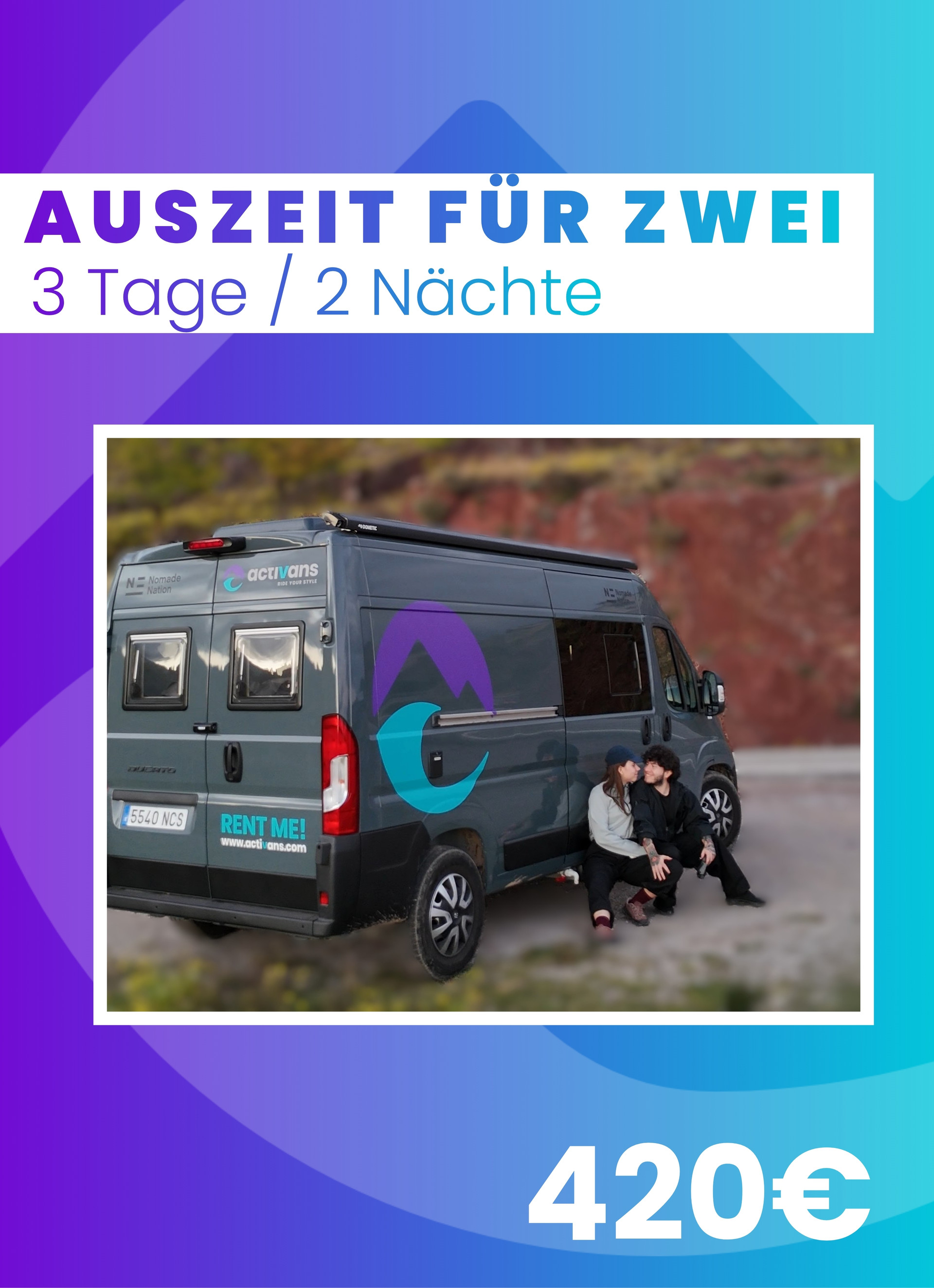 Romantische Auszeit für Zwei – Camper Gutschein von Activans Paar vor einem Activans Campervan auf einem Gutschein für eine romantische Auszeit in Spanien