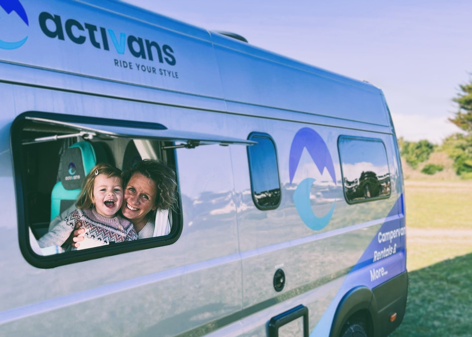 Camper Reise verschenken in Spanien – Abenteuer im Wohnmobil l Activans Glückliche Mutter mit Kind im Campervan von Activans während einer Reise durch Spanien