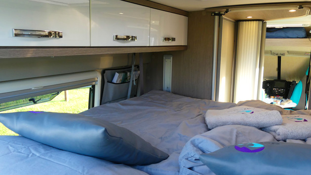 [Translate to Catalan:] Pössl Roadcruiser Evolution bed with cupboards