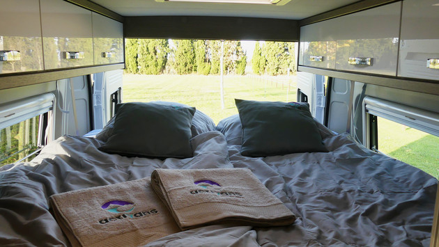 [Translate to Catalan:] Pössl Roadcruiser Evolution double bed with linen and towels