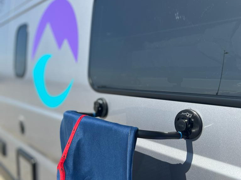 Go Dry Hanger pour les néoprènes, les maillots de bain et les serviettes de bain inclus dans la location du camping-car Go Dry Hanger pour les néoprènes, les maillots de bain et les serviettes de bain inclus dans la location du camping-car