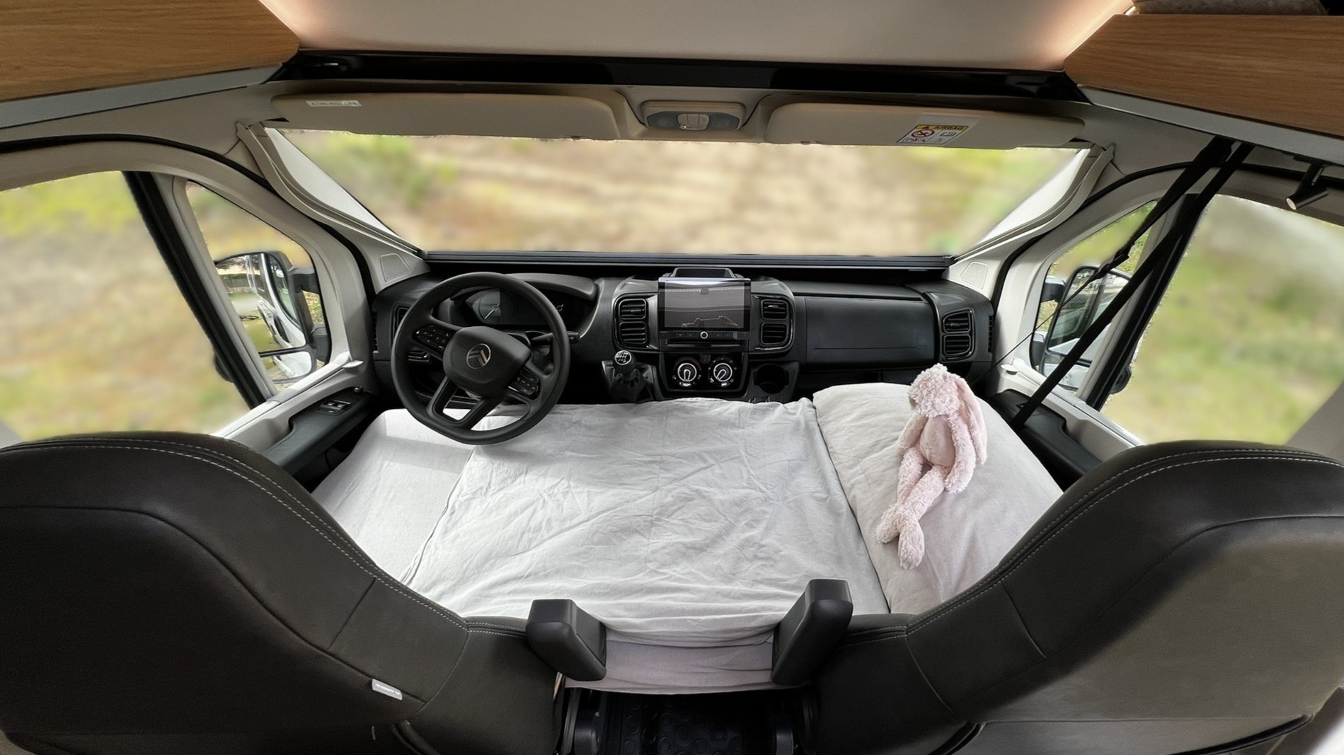 Alquiler camper España – cama infantil cabina | Adria Twin 640 SGX | Activans Cama infantil en la cabina de conducción sobre los asientos delanteros en Adria Twin 640 SGX