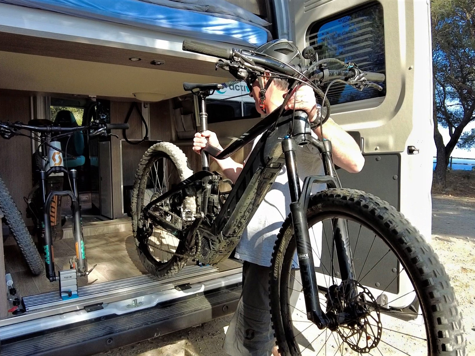 Guardar las bicicletas dentro de la furgoneta camper