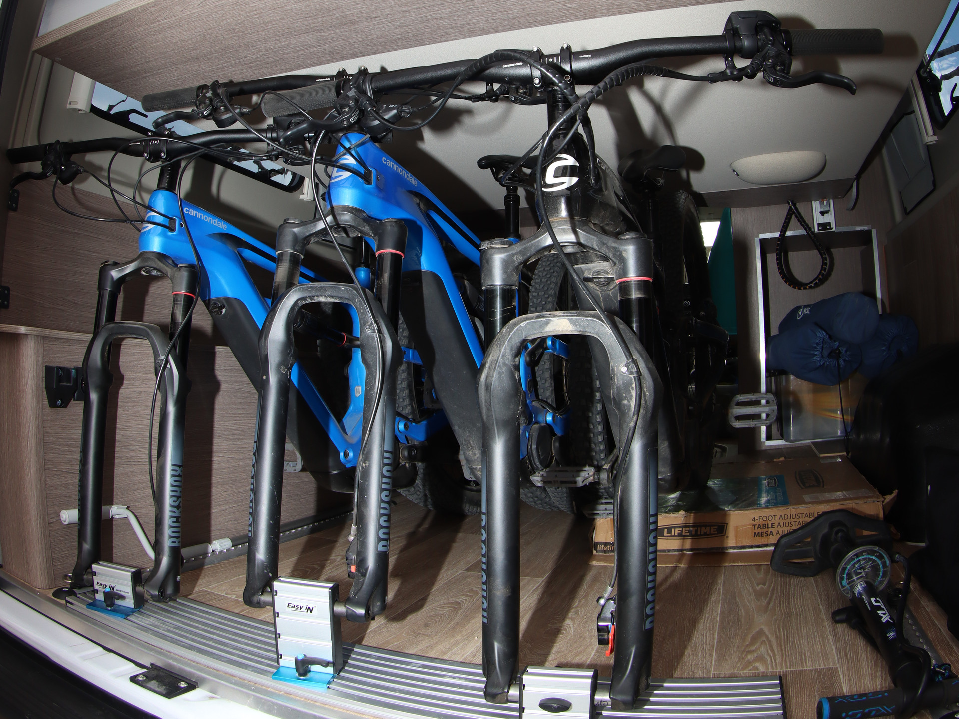 3 bicicletas de montaña están bien aseguradas y fijadas con el soporte easyin dentro de la autocaravana