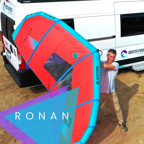 Ronan mit Wingfoil Material vor dem Van