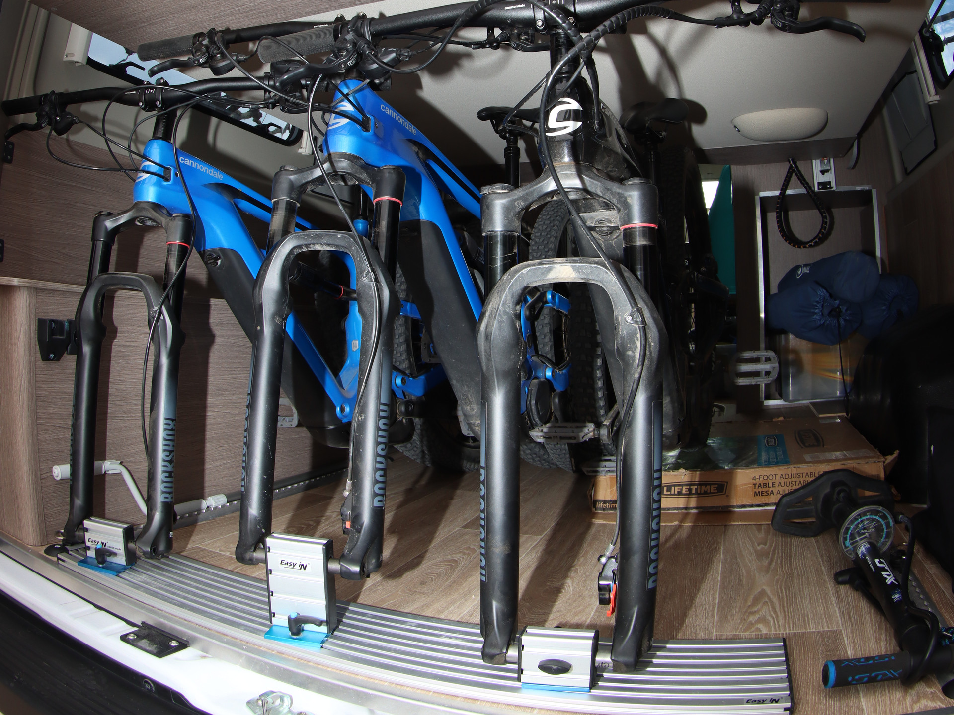 Porta bicicletes i un altre equipament per a esportistes, inclòs al lloguer de l'autocaravana.