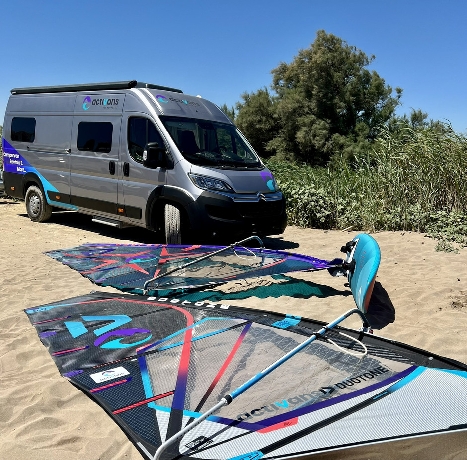 [Translate to Spanish:] Activans camper and windsurfing equipment from Fanatic and Duotone