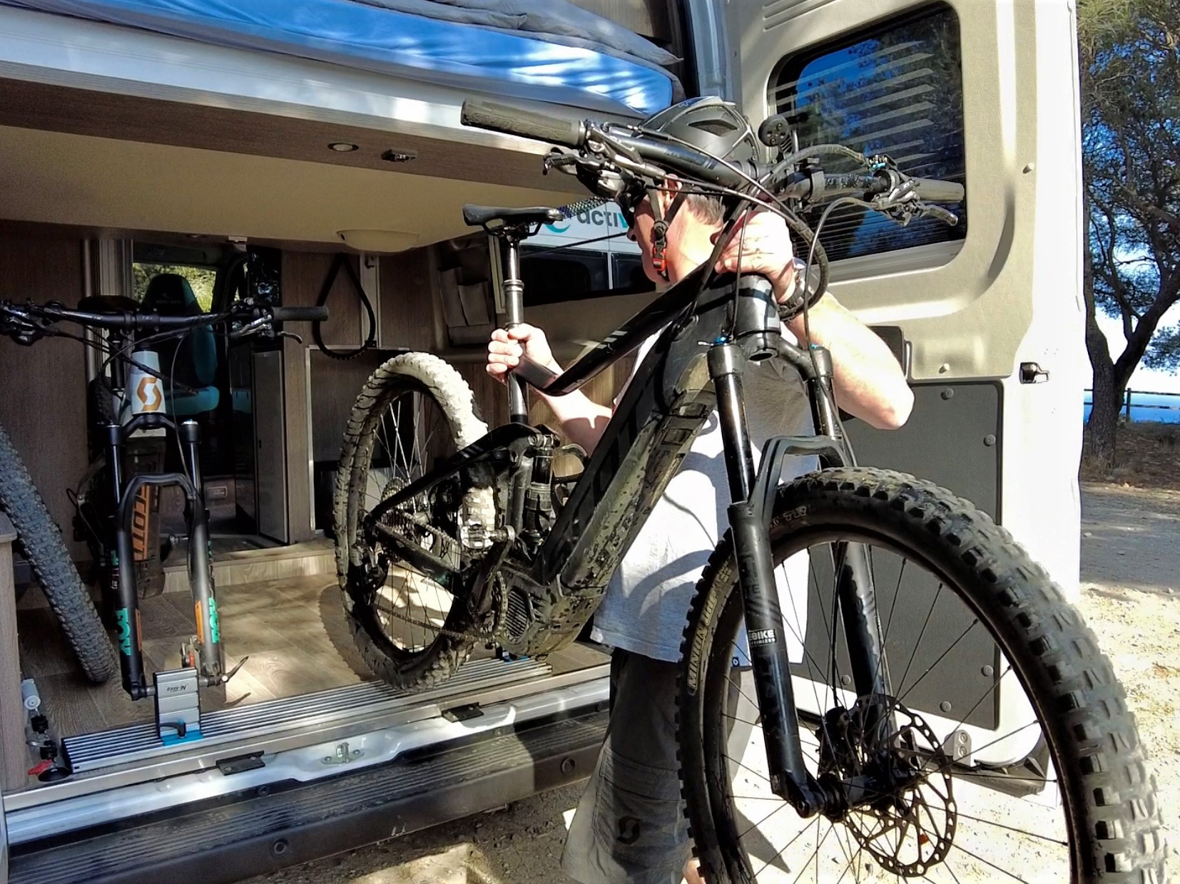 Guardar les bicicletes dins de la furgoneta camper