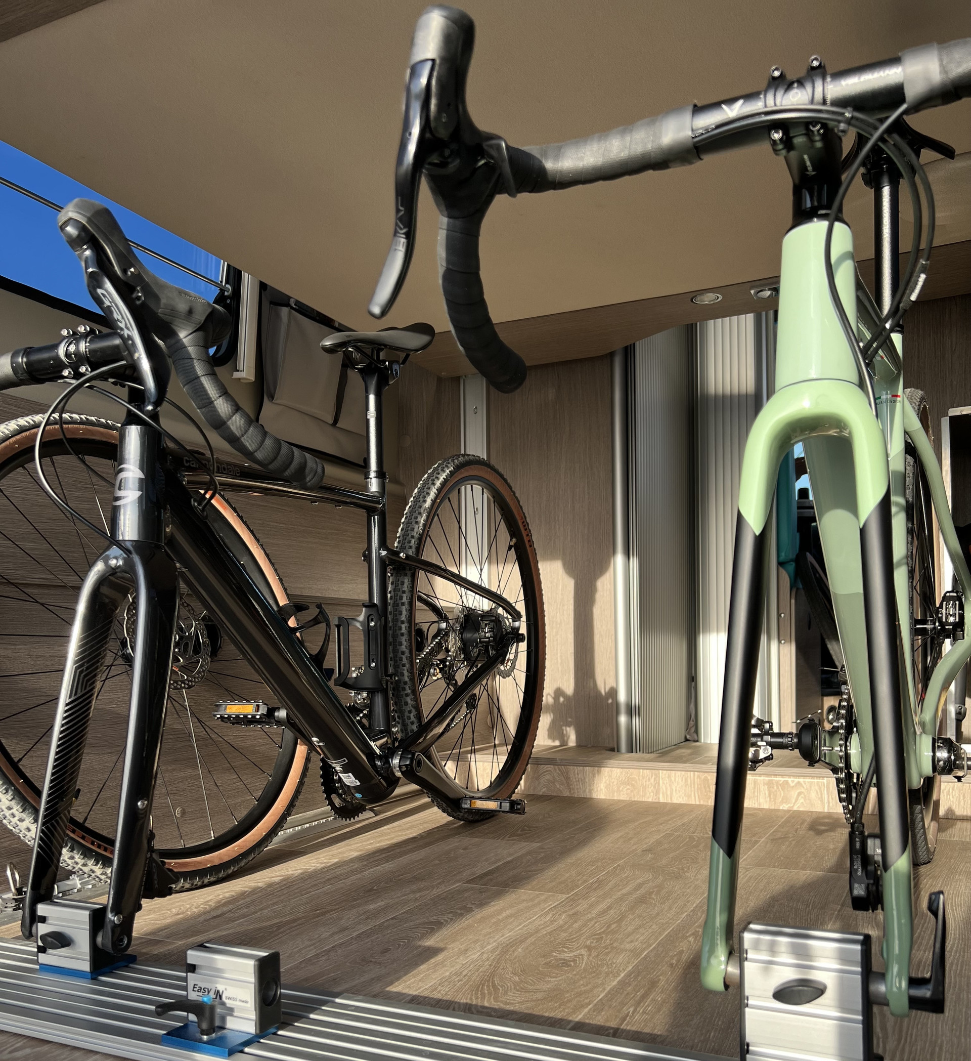 Transport de bicicletes segur dins de la càmper amb el suport easy In bike