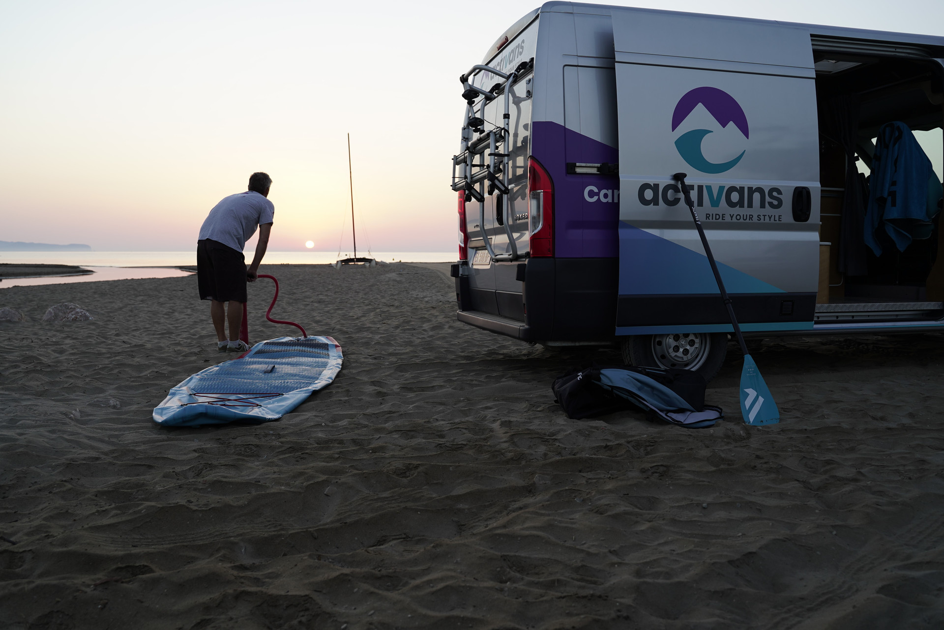 Peugeot Boxer Van Activans sur la plage avec levé de soleil