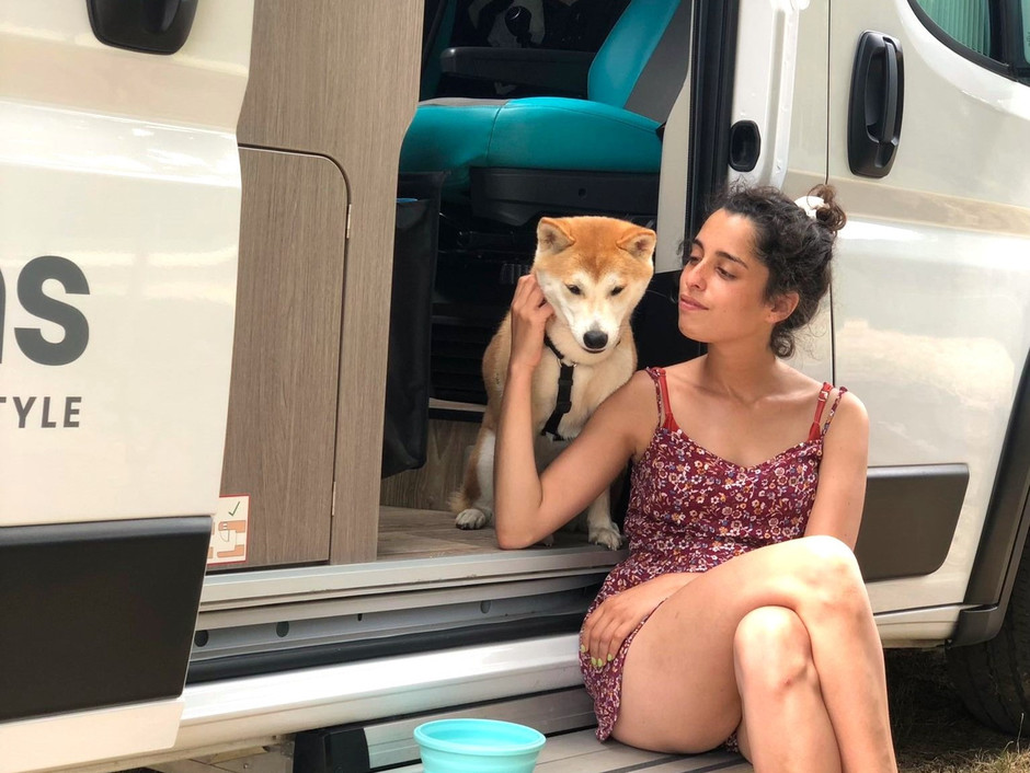 Une femme et son chien en voyage dans le camping-car