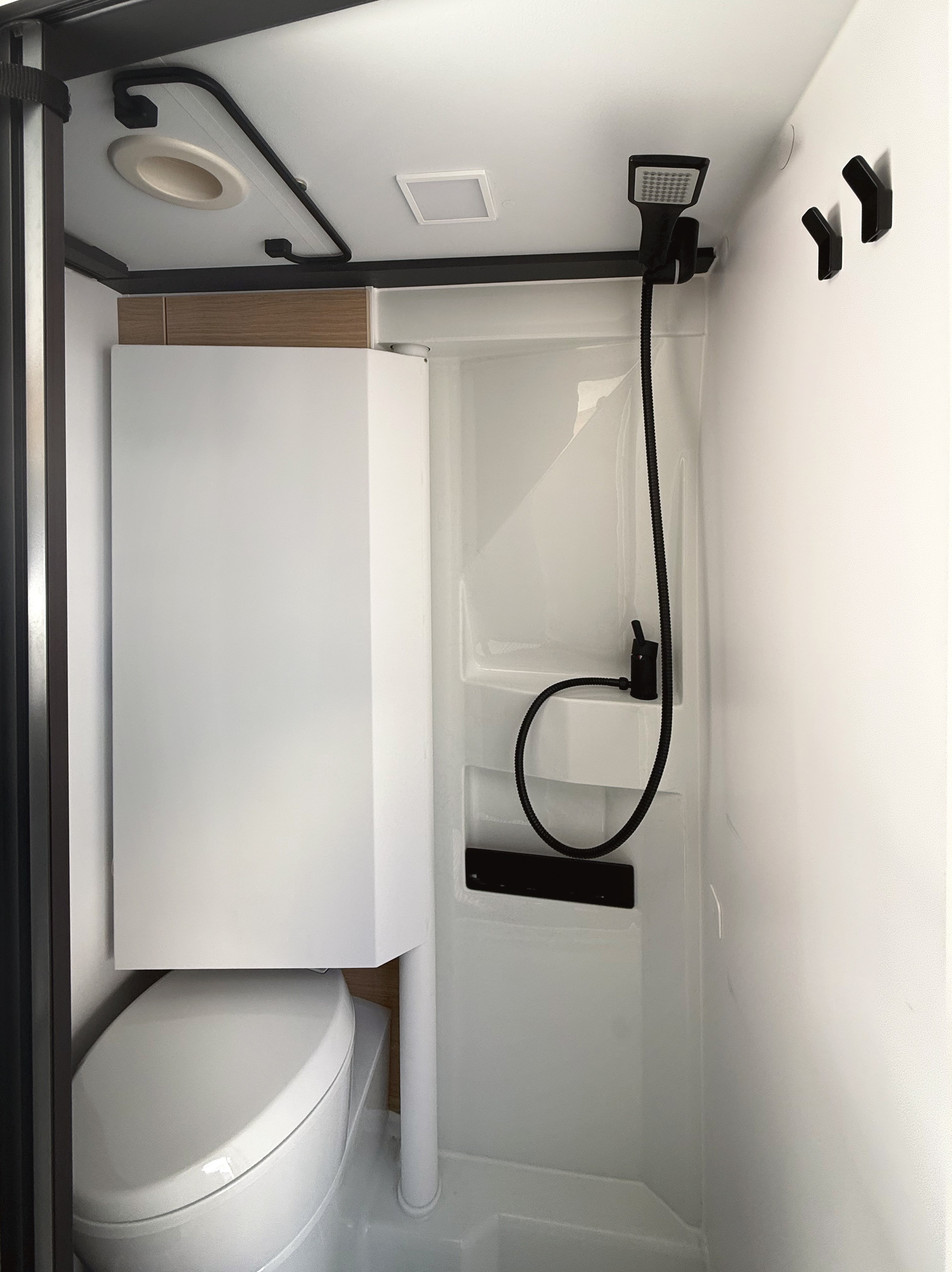 Baño pivotante amplio Adria Twin 640 SGX en modo ducha | Activans Baño pivotante amplio Adria Twin 640 SGX en modo ducha con ducha y WC – alquilar autocaravana Empordà