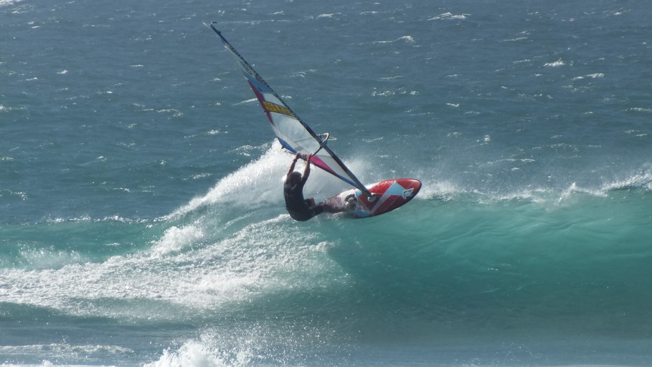 Un windsurfista surfeando una ola