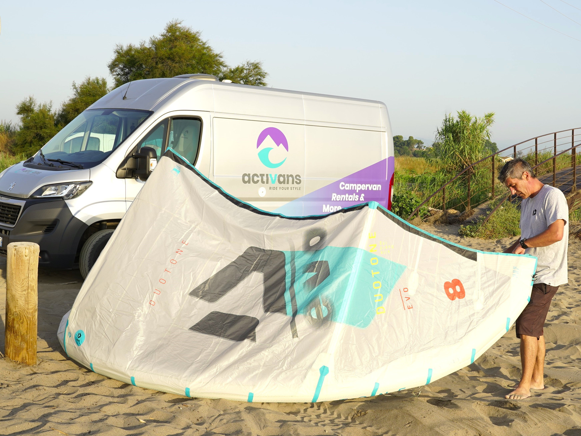 Kites am Strand vor dem Campervan von Activans aufbauen