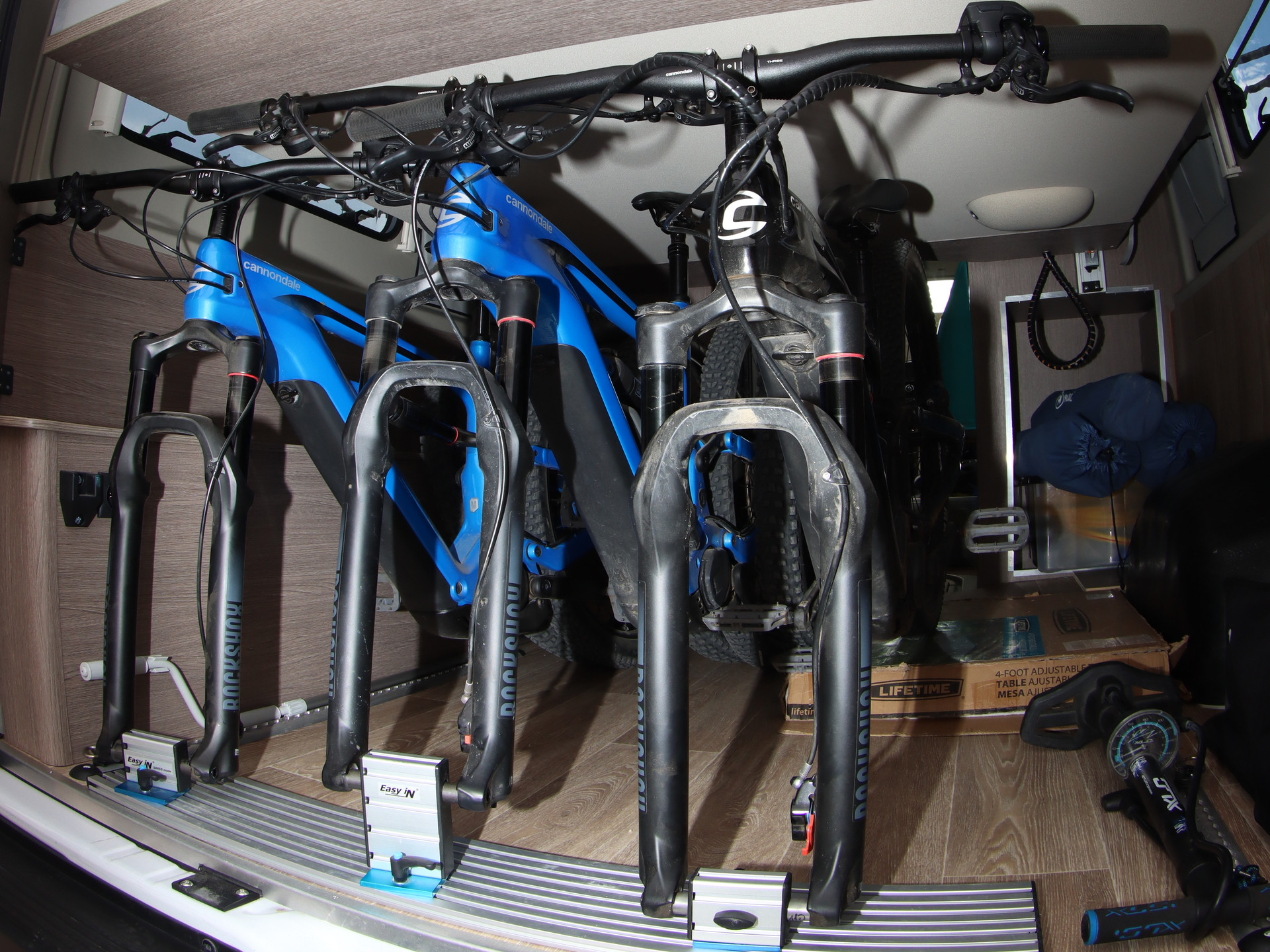 3 bicicletes de muntanya estan ben assegurades i fixades amb el bastidor easyin dins de l'autocaravana