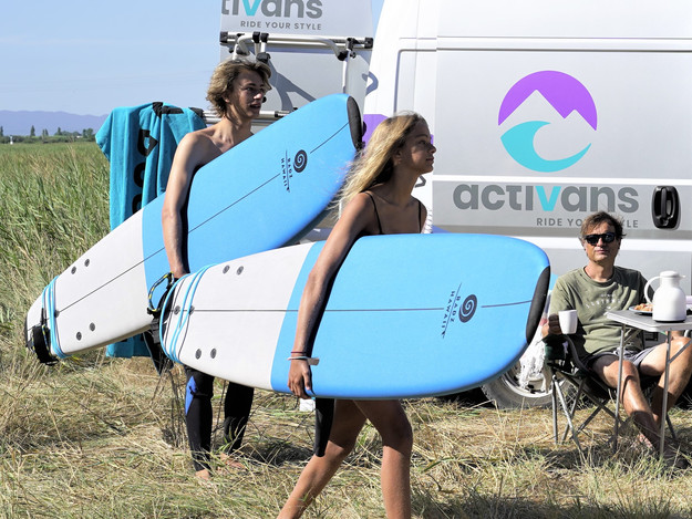Voyage en camping-car en Espagne avec une planche de surf avec Activans