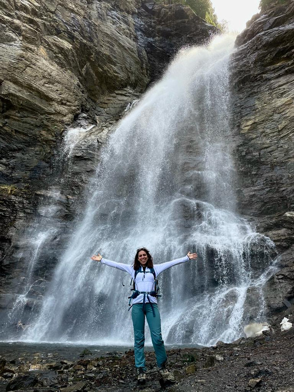 Yas steht vor einem Wasserfall