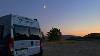 [Translate to German:] camper with moonlight