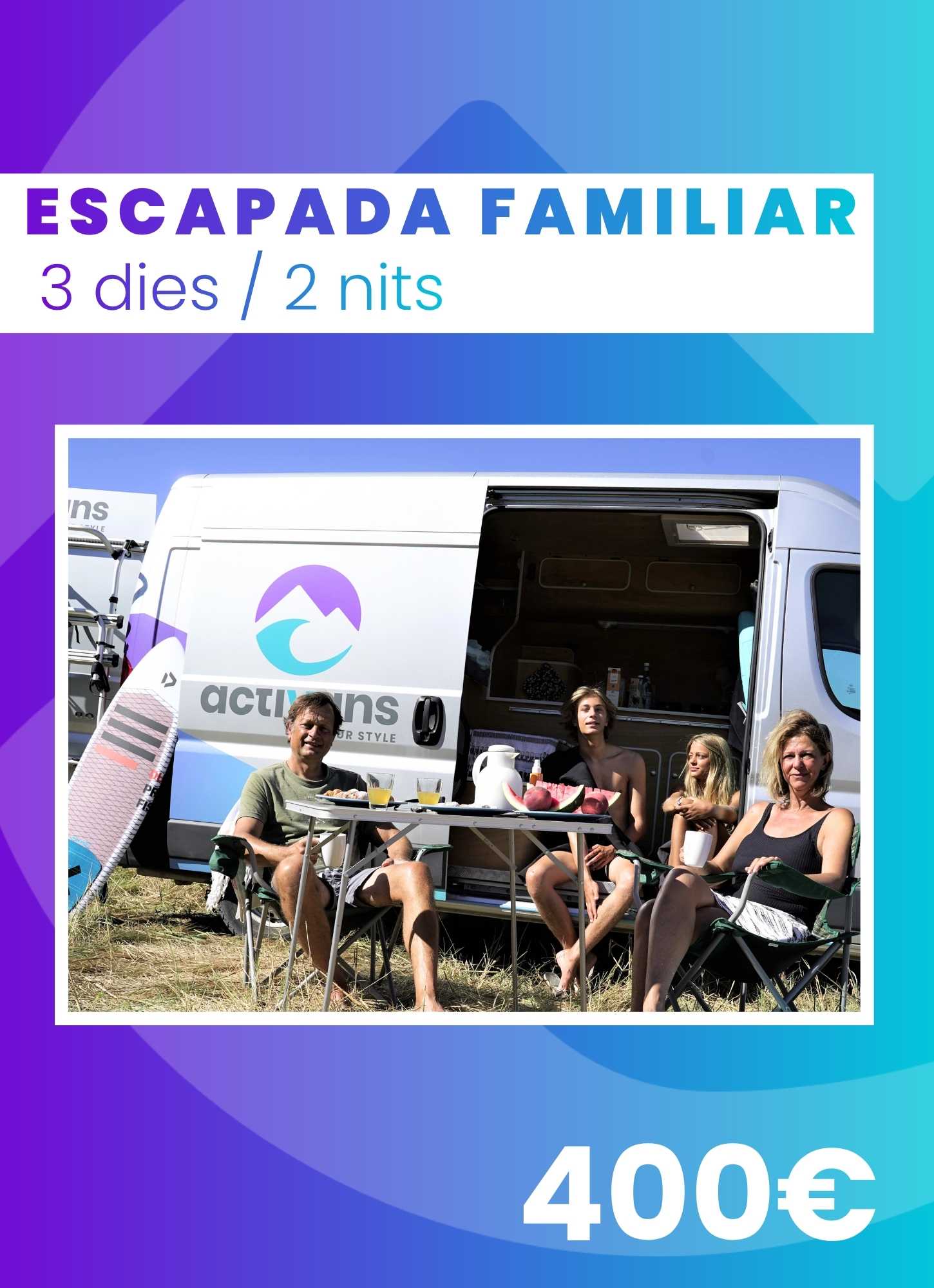 Aventura en Família – Val Regal Càmper per a Famílies a Girona | Activans Família de quatre persones gaudint d’un viatge en càmper al costat de la platja a Girona amb Activans